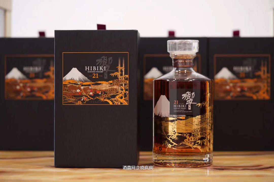 # 響 · 21 年 響在日文中意指和谐、共鸣，代表着“人与自然、自然与社会和谐共鸣”的寓意。響21年花鸟风月限量版是这一寓意的最好表达，其瓶身设计代表着日本美丽的自然风景及人文环境，同时瓶身有24个切面，代表着24节气。