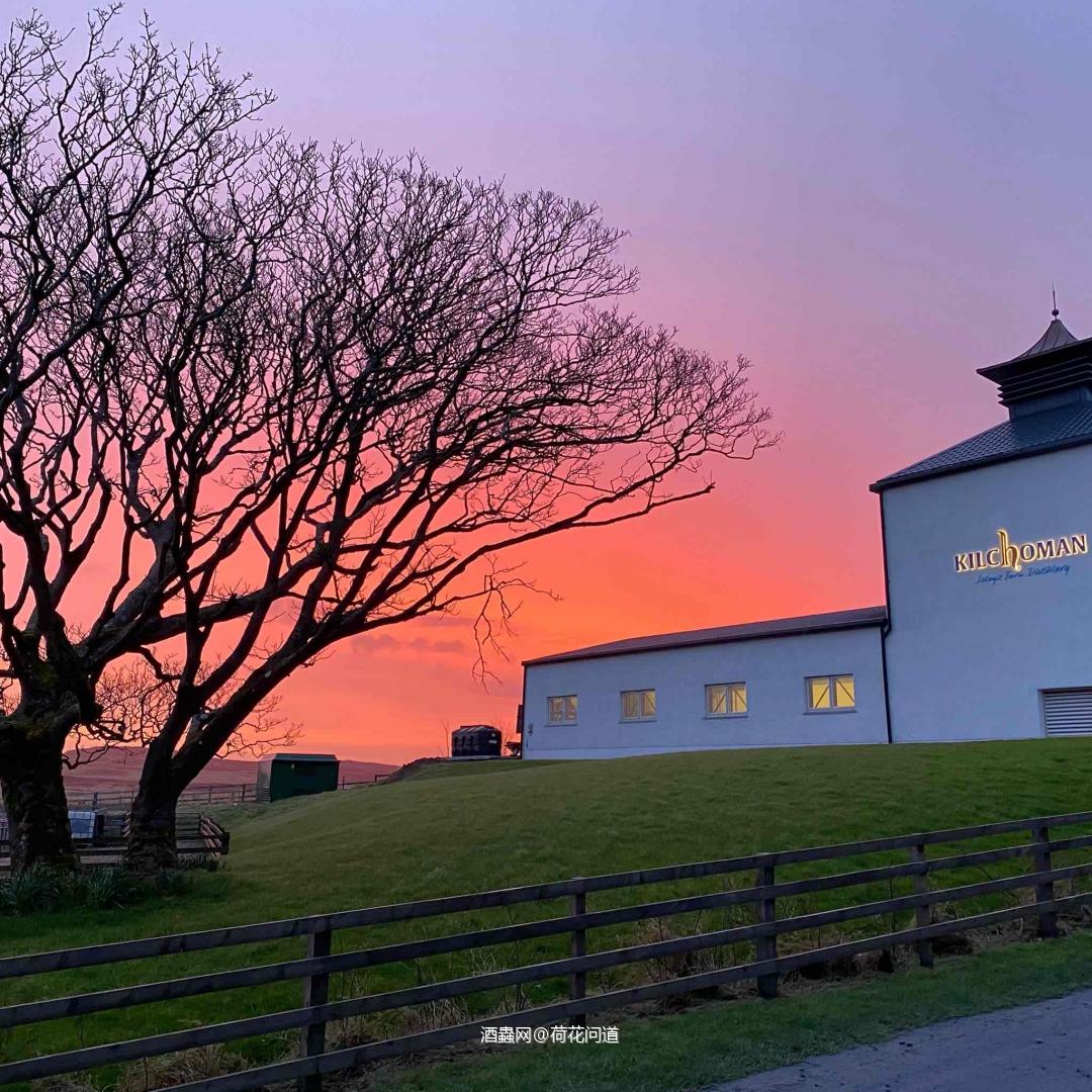 齐侯门酒厂(KiChomanDistillery)继Bruichladdich宣布关厂之后也于近日宣布关闭访客中心,酒厂只会留少数人员处理还未完成的订单。如政府宣布Lockdown,齐侯门酒厂将会遵守政府命令关厂。