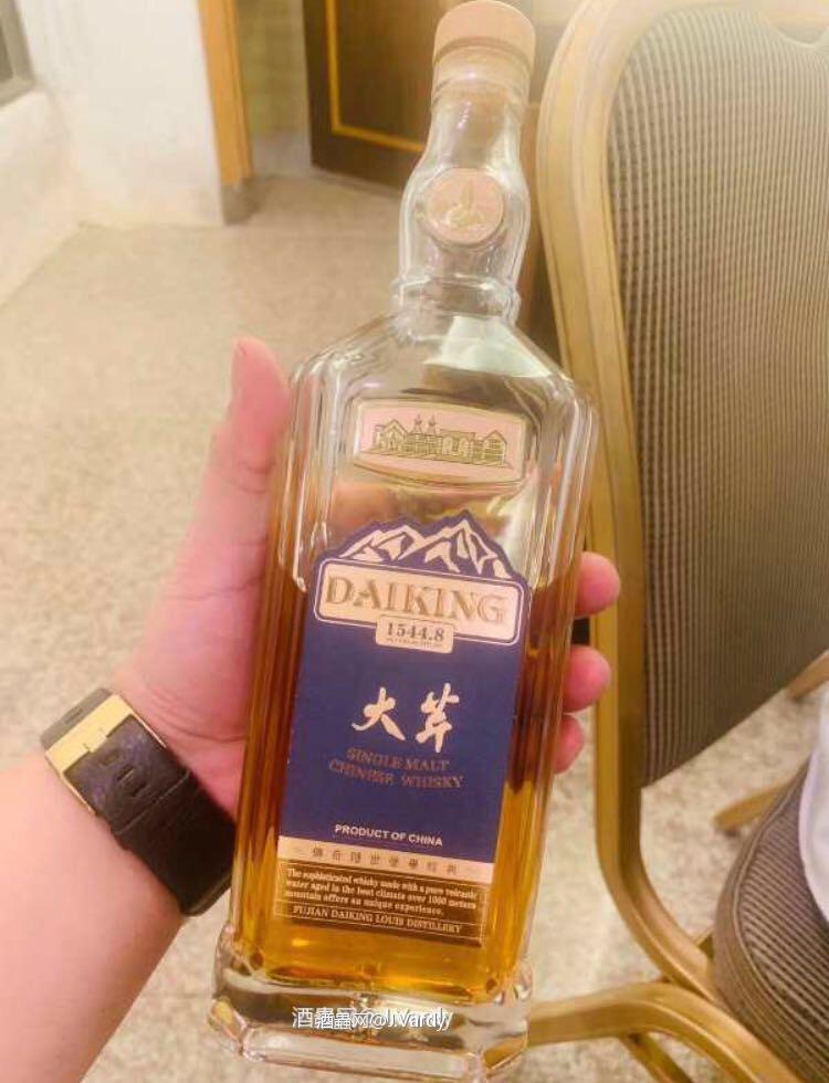 老板说了定位800+,那些说支持国产威士忌的快来献出的爱心支持！