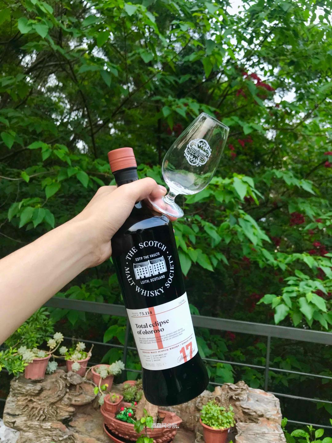 在山里面喝一杯威士忌<img src='https://sdata.whiskyworm.com/xcxpics/emoji_29.png' class='emoji' />