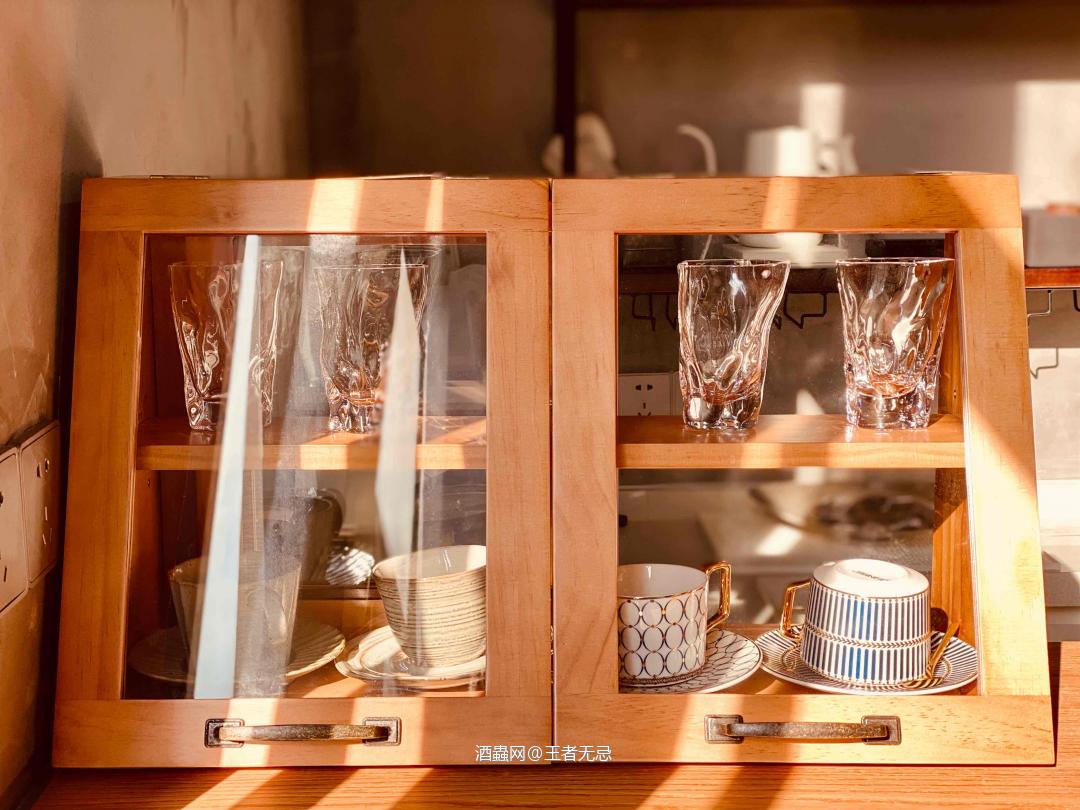 白天：咖啡模式 晚上：酒吧模式