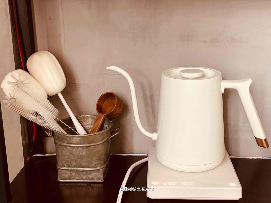 白天：咖啡模式 晚上：酒吧模式