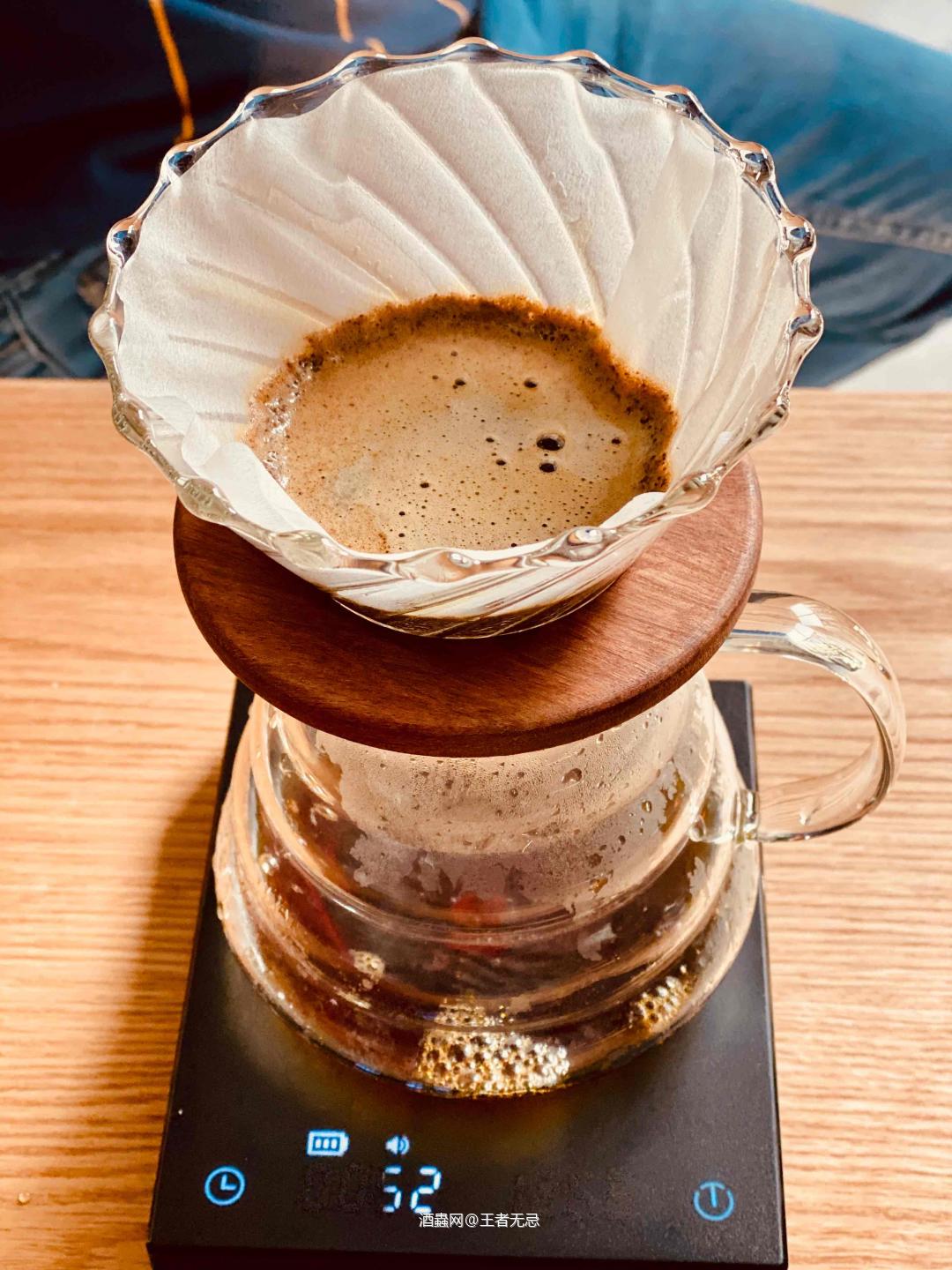 白天：咖啡模式 晚上：酒吧模式