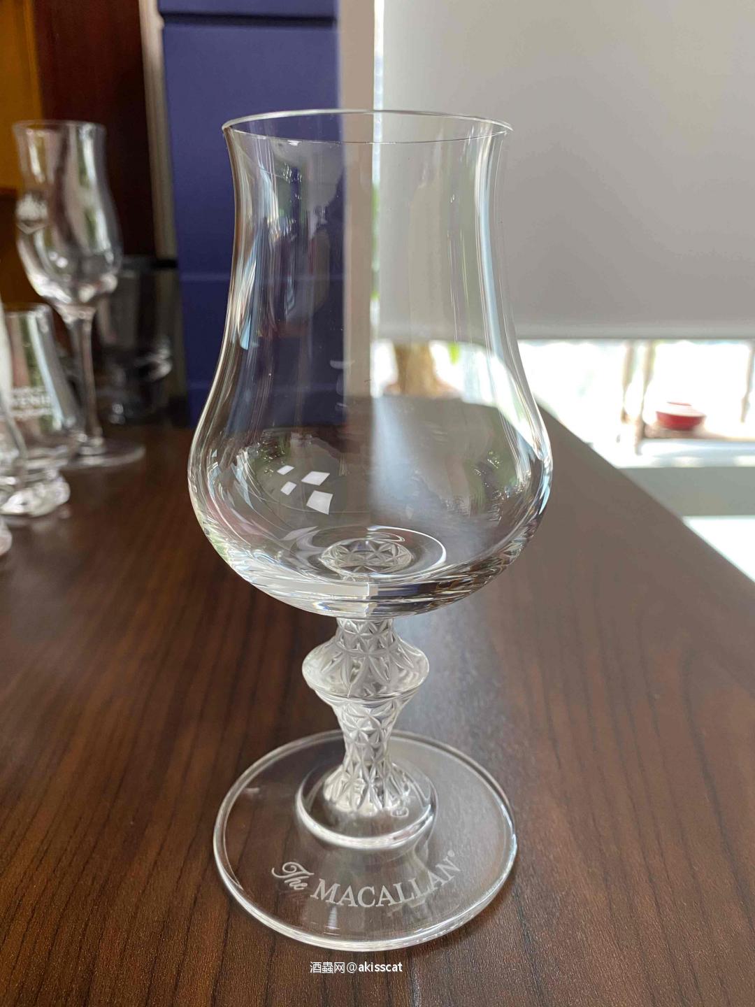 麦卡伦莱俪杯收到了 手感不像路易十三的水晶杯那些沉，感觉这杯子都成了论坛标配了。多买了几只，分享给朋友。