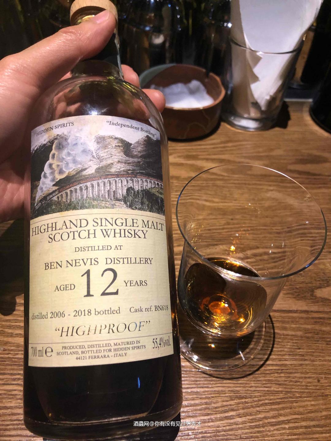 酒体清澈，较多细小的草酸钙沉淀，棕褐色，挂杯明显<p class='p'/>闻香：开瓶…