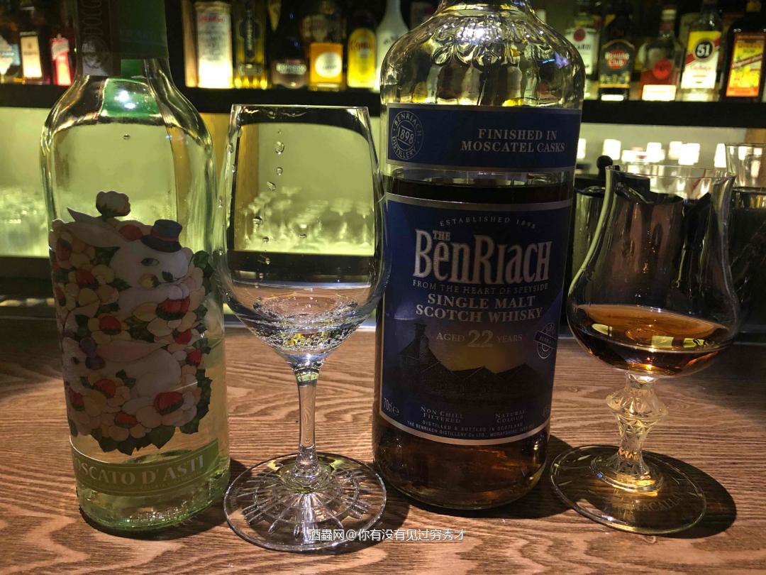 酒体清澈,瓶底沉淀超多,深棕色,挂杯明显<p class='p'/>闻香:一丝丝烟熏、…