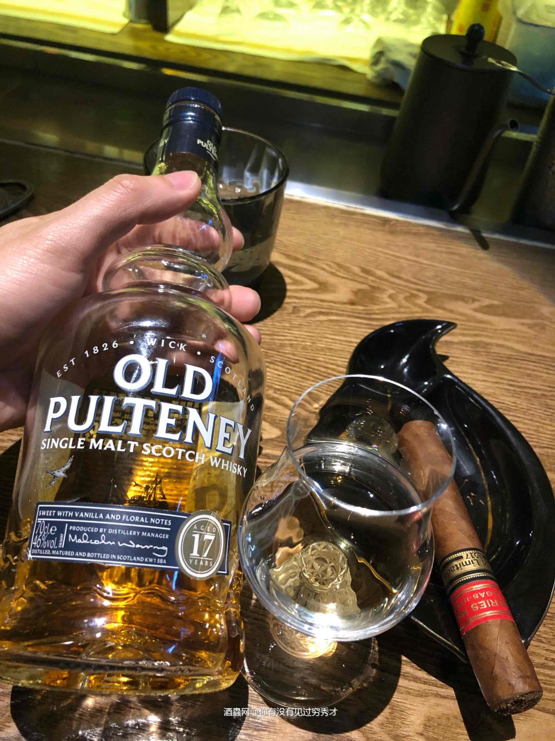 酒体清澈,瓶底有少许沉淀,暗金色,挂杯明显<p class='p'/>闻香:一丝丝烟熏…