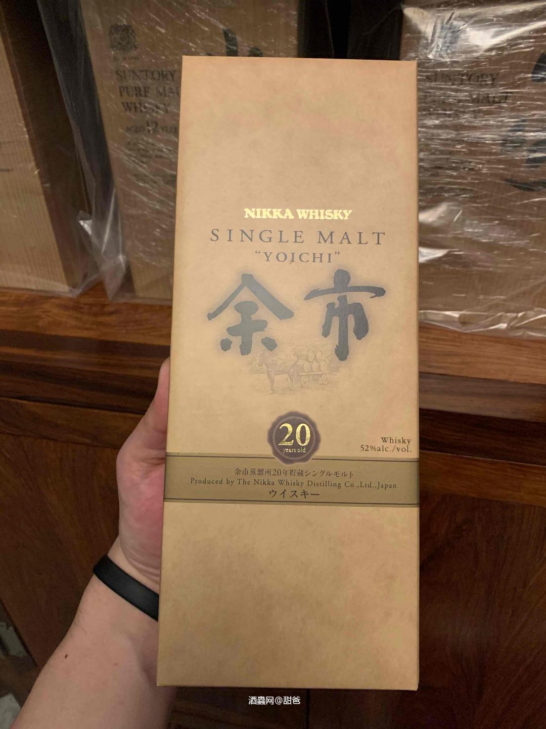 引酒入室， 置入飽含風情的酒與器， 隱有暗香來。