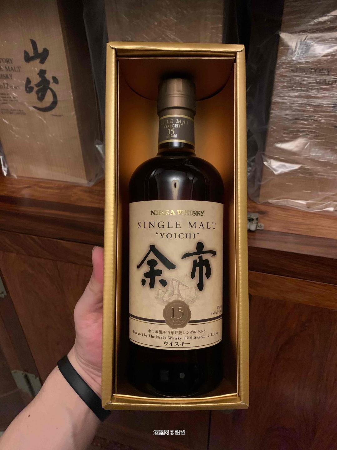 引酒入室， 置入飽含風情的酒與器， 隱有暗香來。