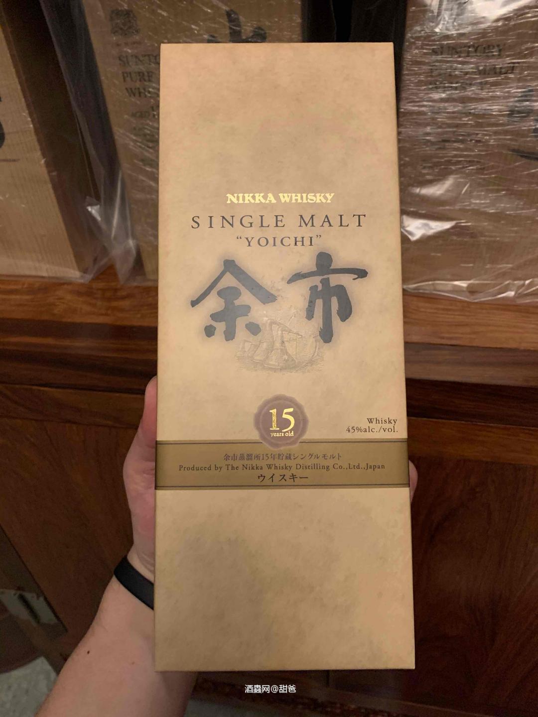 引酒入室， 置入飽含風情的酒與器， 隱有暗香來。