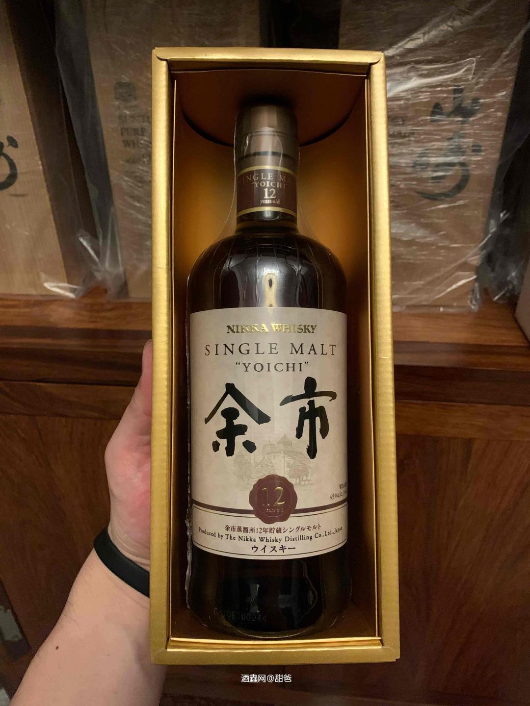 引酒入室， 置入飽含風情的酒與器， 隱有暗香來。