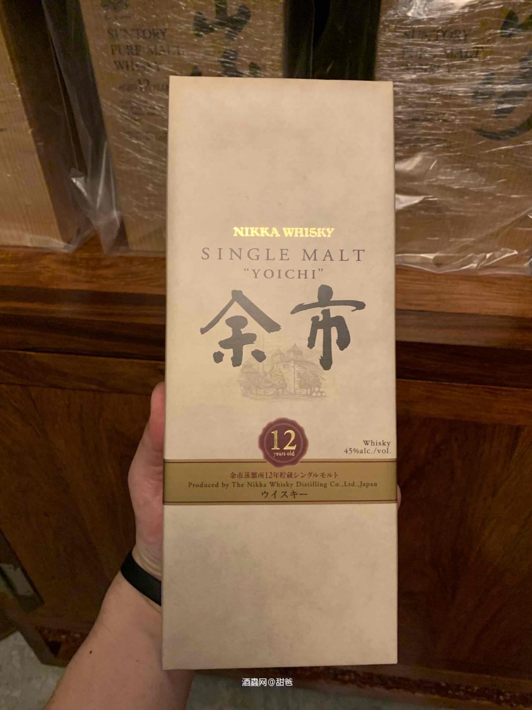 引酒入室， 置入飽含風情的酒與器， 隱有暗香來。