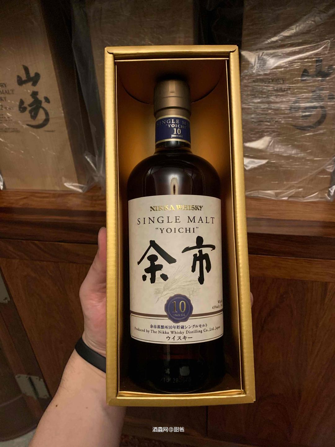 引酒入室， 置入飽含風情的酒與器， 隱有暗香來。