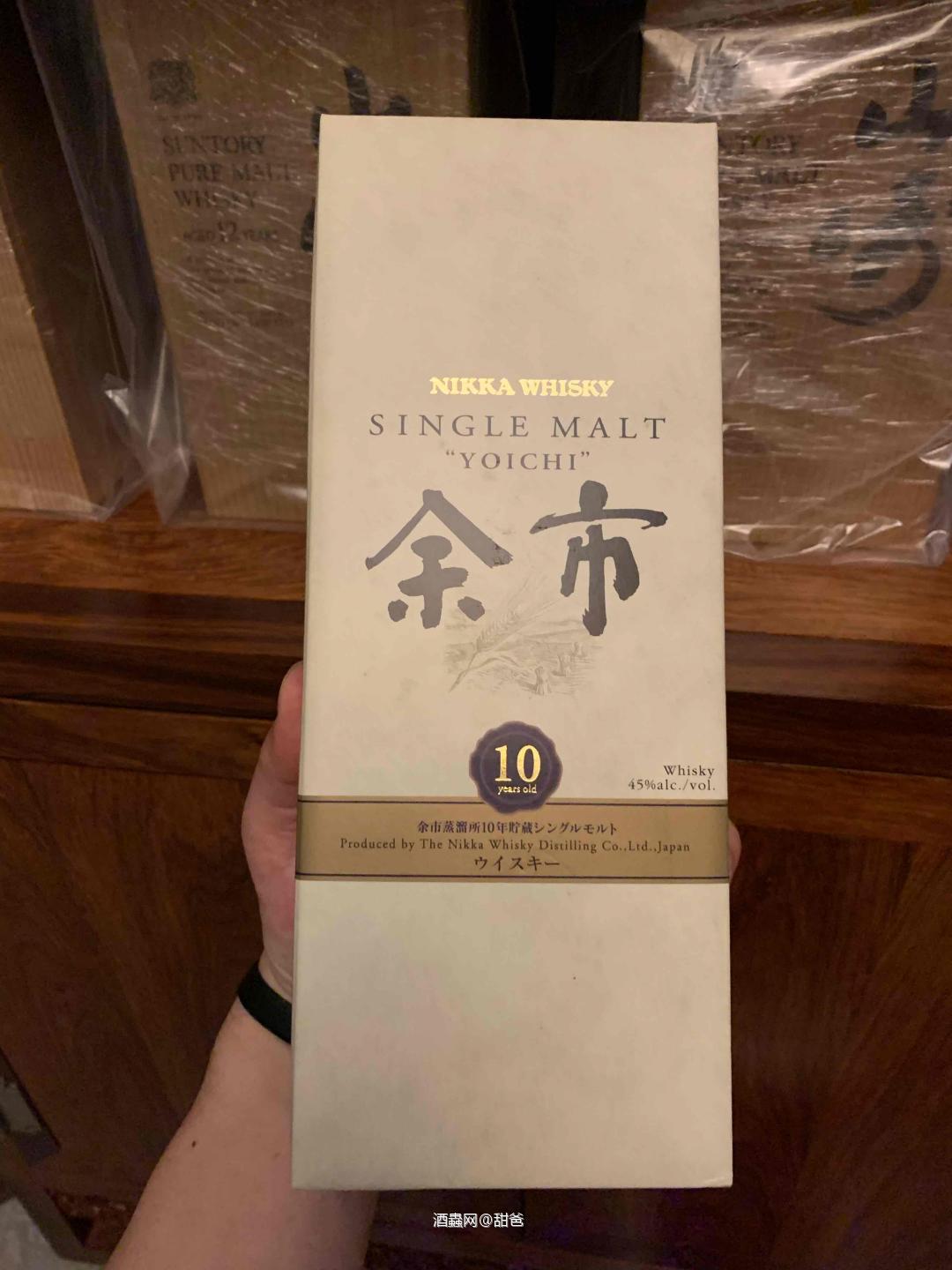 引酒入室， 置入飽含風情的酒與器， 隱有暗香來。