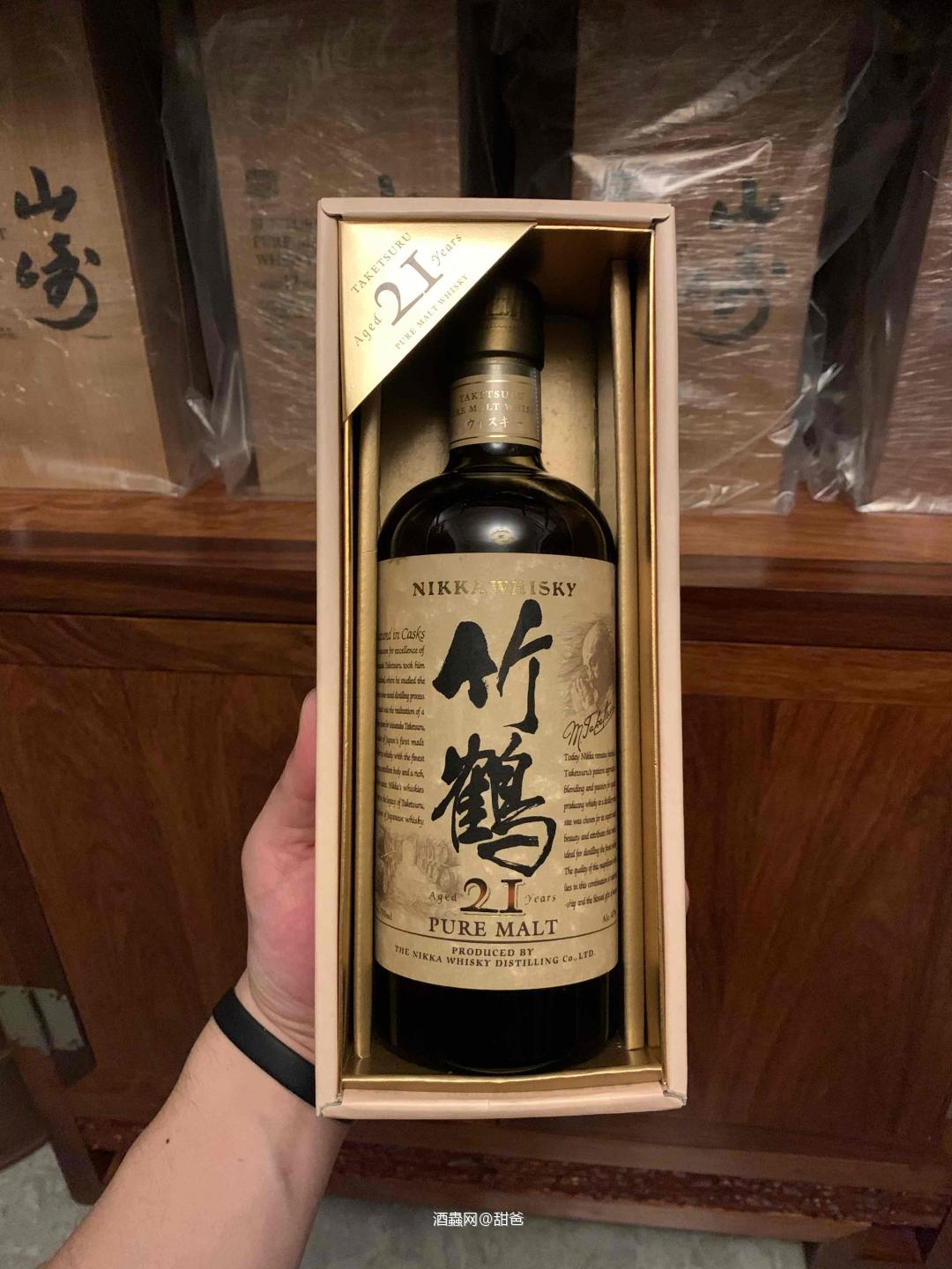 引酒入室， 置入飽含風情的酒與器， 隱有暗香來。