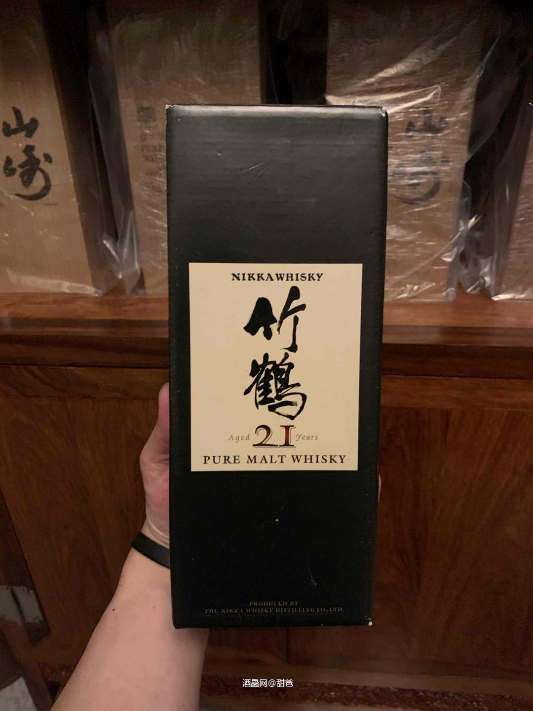引酒入室， 置入飽含風情的酒與器， 隱有暗香來。