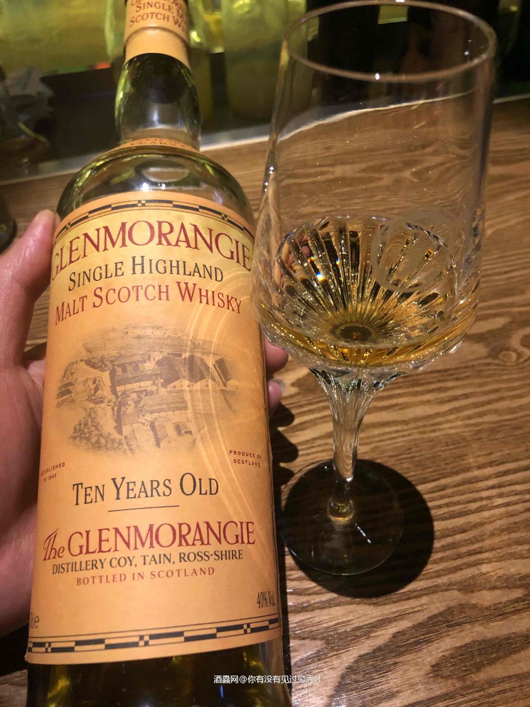 酒体清澈,暗金色,挂杯明显<p class='p'/>闻香:一丝丝泥煤和烟熏、刚出炉的…