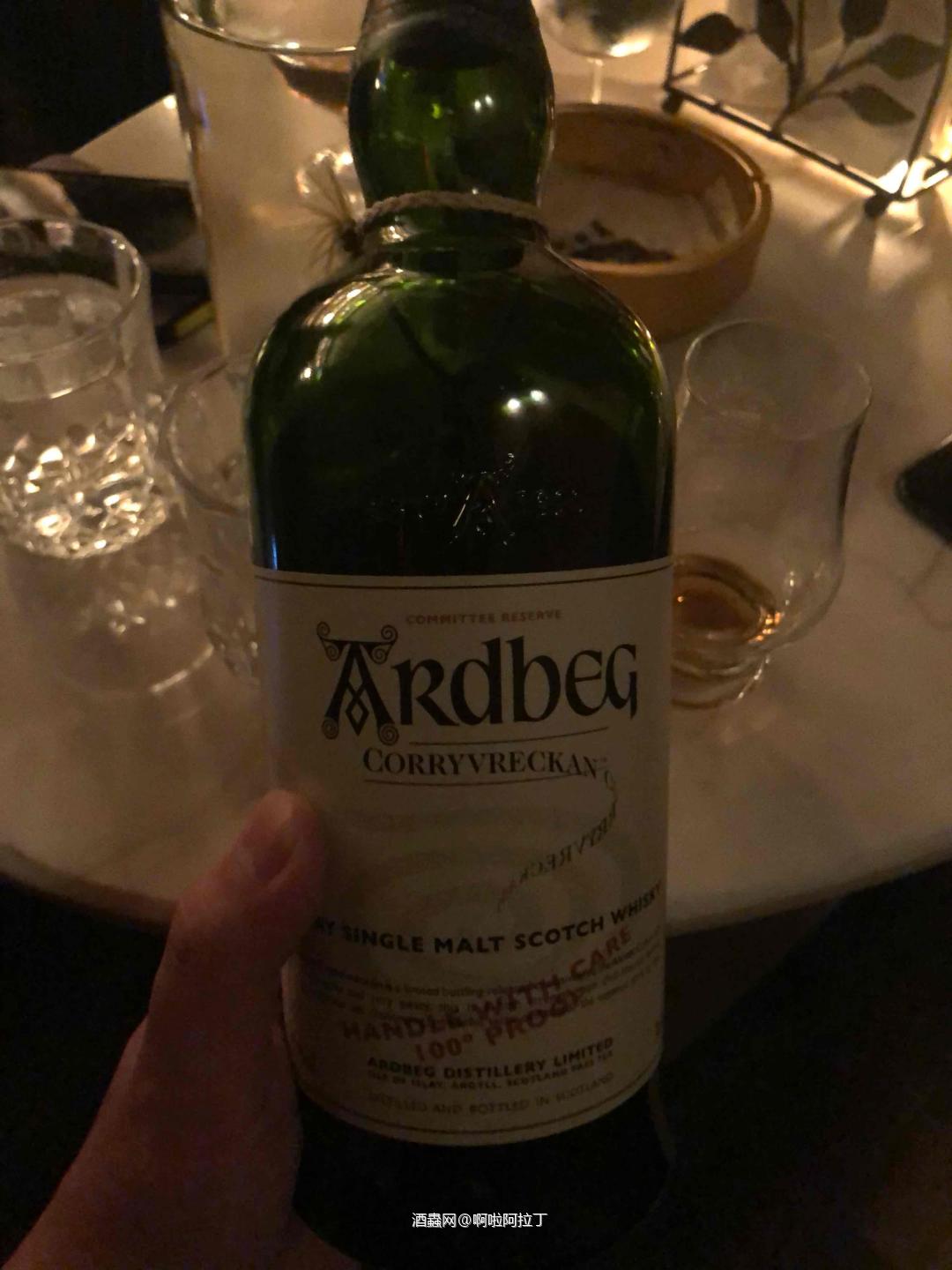 第一次知道原来漩涡也有白标会员版<img src='https://sdata.whiskyworm.com/xcxpics/emoji_17.png' class='emoji' /><img src='https://sdata.whiskyworm.com/xcxpics/emoji_17.png' class='emoji' /><img src='https://sdata.whiskyworm.com/xcxpics/emoji_17.png' class='emoji' /> 试着写一下品酒词 香气:烟熏 生蚝 核桃 还有海的味道吧 口感:泥煤 橙子(或者柠檬) 海水 糖果 余味:泥煤 有点嫩姜的味道