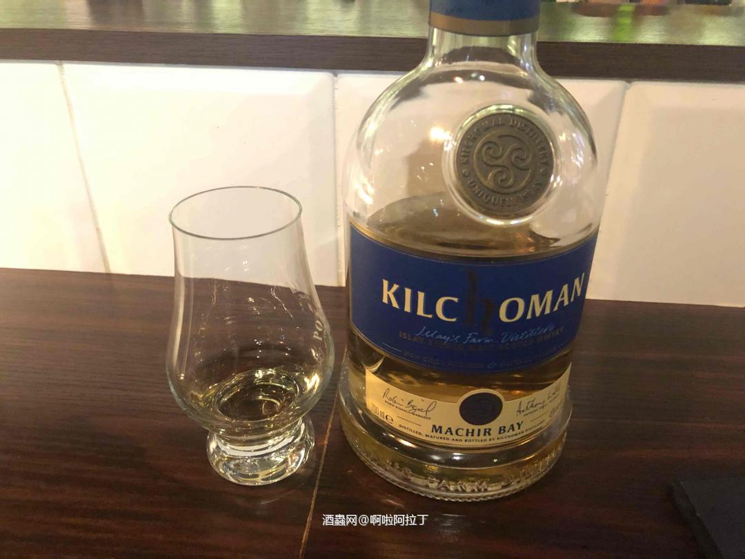 初尝齐侯门 中度泥煤比较容易让人接受 但是这款酒酒液应该很年轻 酒精感很强 层次感不明显