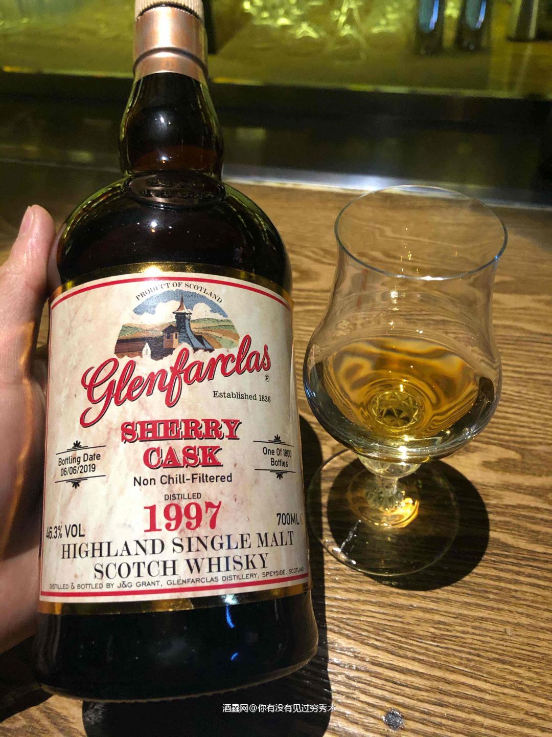 酒体清澈,瓶底有沉淀,琥珀色,挂杯明显 闻香:一丝丝泥煤烟熏…