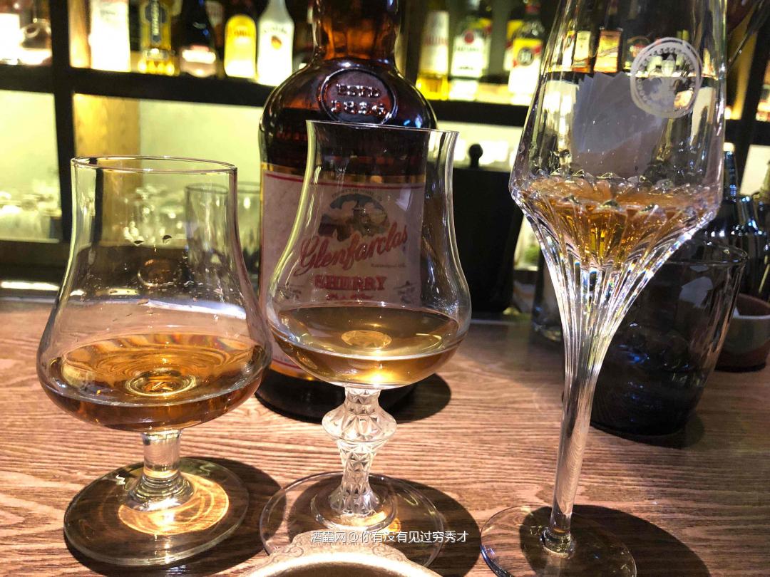 酒体清澈，瓶底有沉淀，琥珀色，挂杯明显 闻香：一丝丝泥煤烟熏…