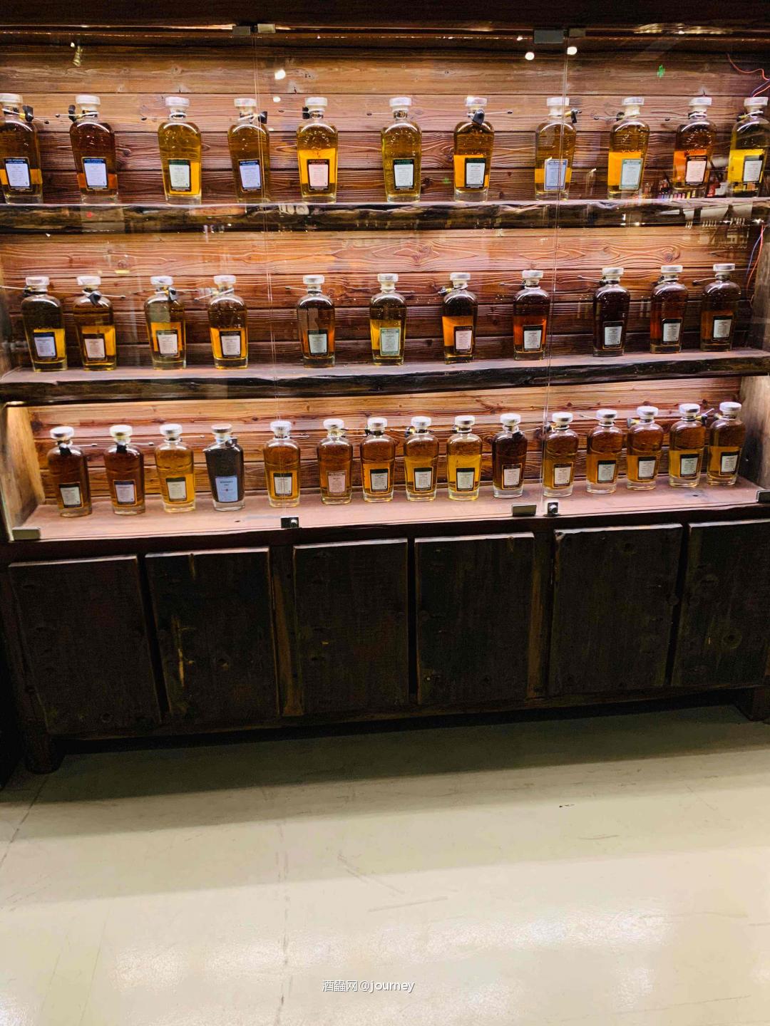 圣弗力单桶个个圆润饱满，还有首注雪莉跟酱油没什么区别那色泽，说干就干