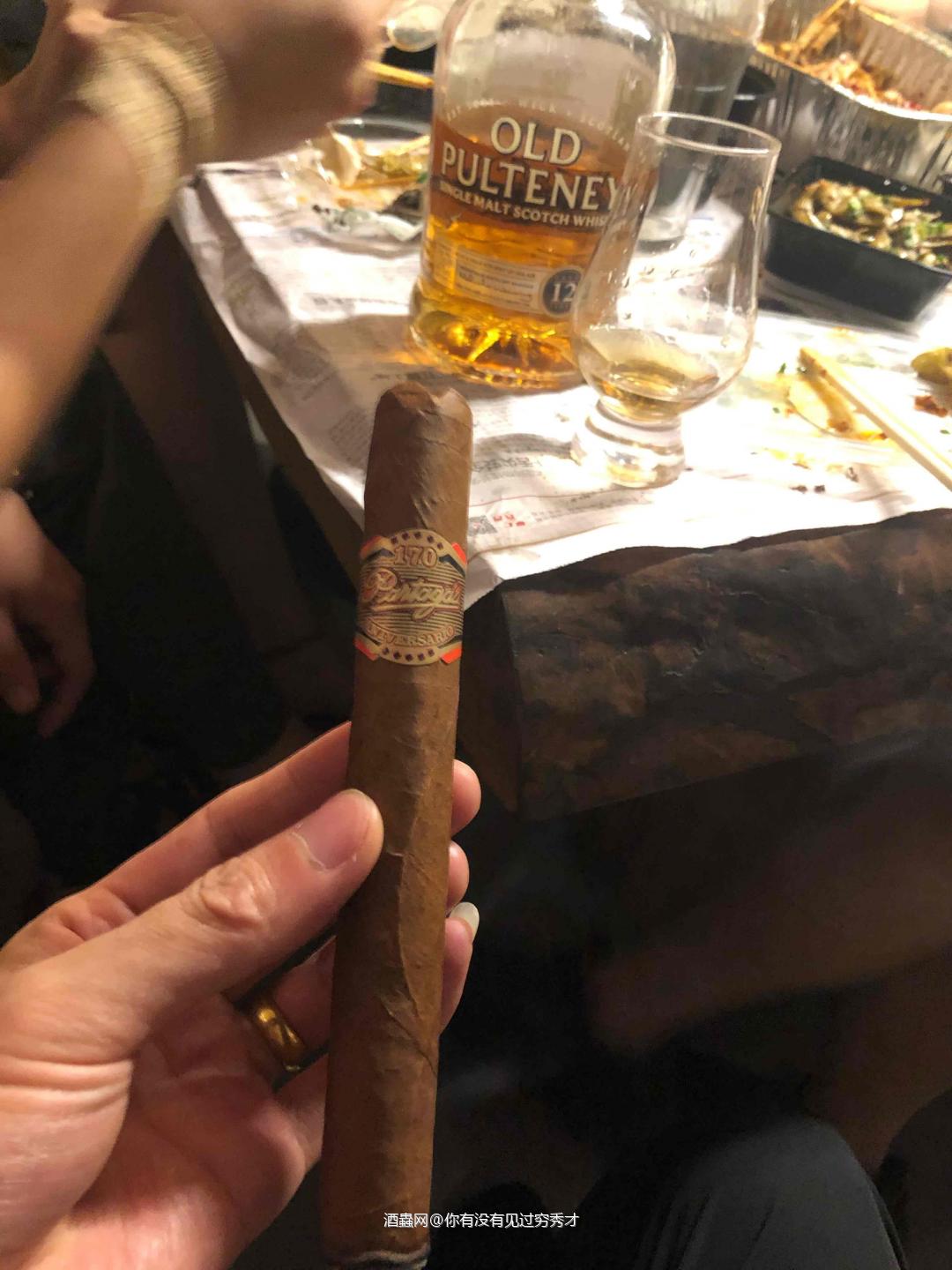 酒体清澈，淡金色 闻香：一丝烟熏和轻泥煤、青柠檬乳酪蛋糕、奶…