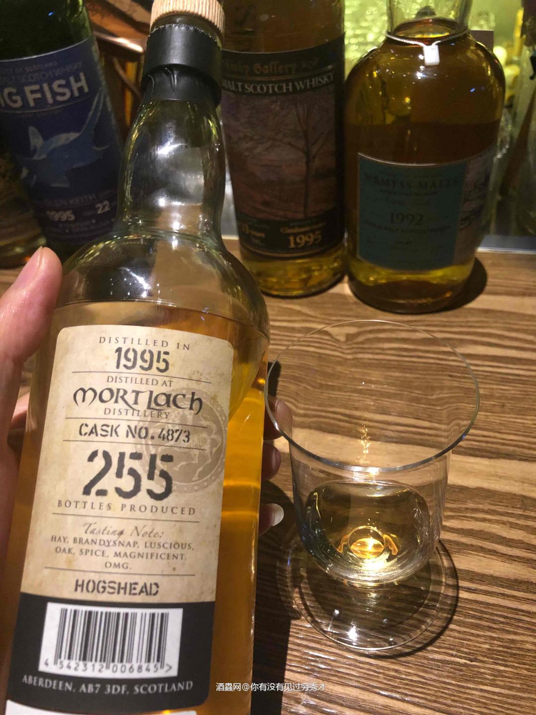 酒体清澈，暗金色，<p class='p'/>闻香：皮革、香料、雪利酒鲜咸味、烟丝、蜂…