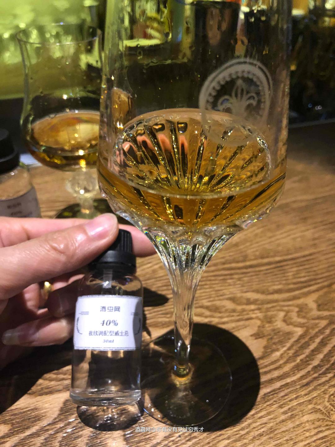 御虎 酒体清澈，琥珀色， 闻香：一股浓郁的椰子香气混合着刺鼻…