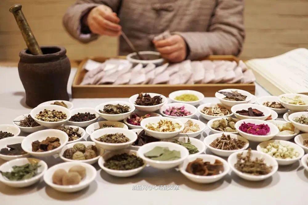 百人百味。喝酒不一定因为快乐，但一定是寻找自由…