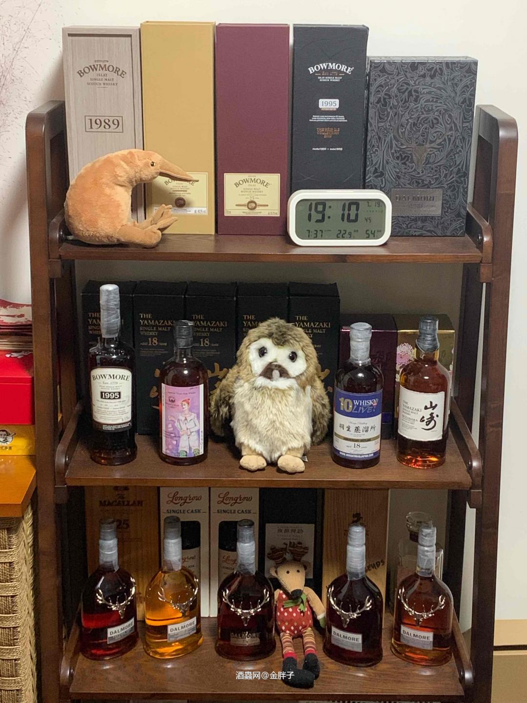理理酒柜。放不下也不能买新的。 酒柜不贵,放满真贵