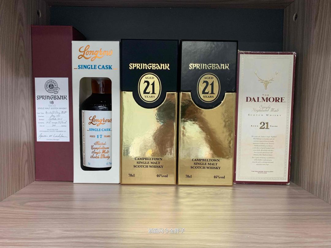 理理酒柜。放不下也不能买新的。 酒柜不贵，放满真贵