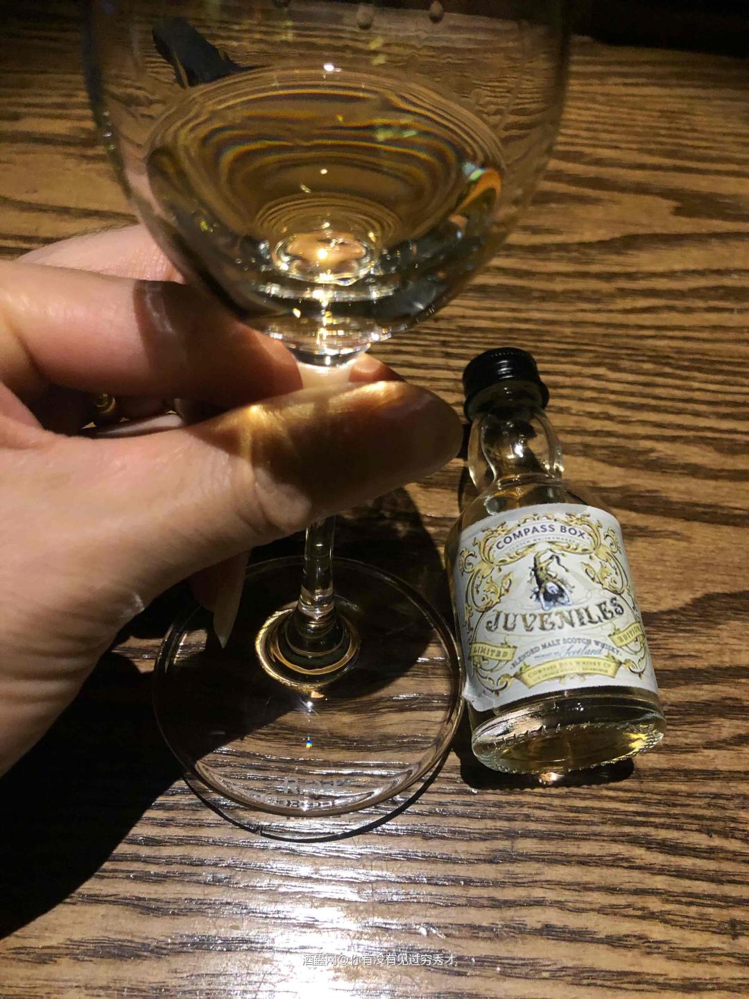 酒体清澈,淡金色<p class='p'/>闻香:一丝丝烟熏、蜂蜜、甘草、姜、孜然、奶…