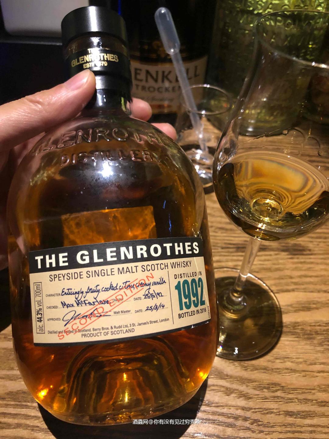 酒体清澈，浅琥珀色，<p class='p'/>闻香：一丝丝烟熏、丁香肉桂、蜂蜜、奶油…