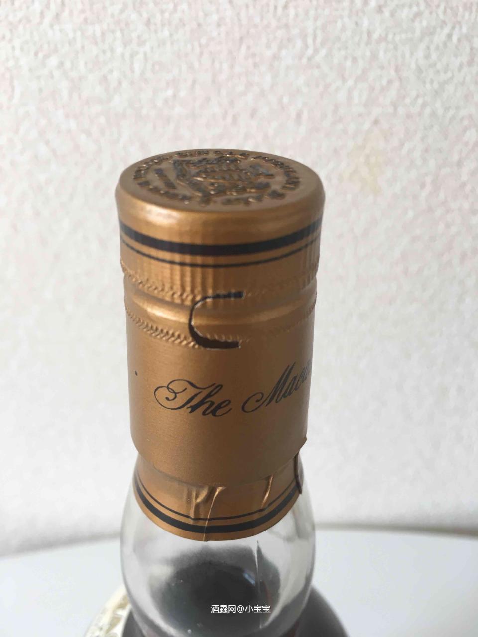 瓶底有长条形状的沉淀物，另外用强光打一下正标和背标，是不是黑长条，如果是，起码瓶子是真的