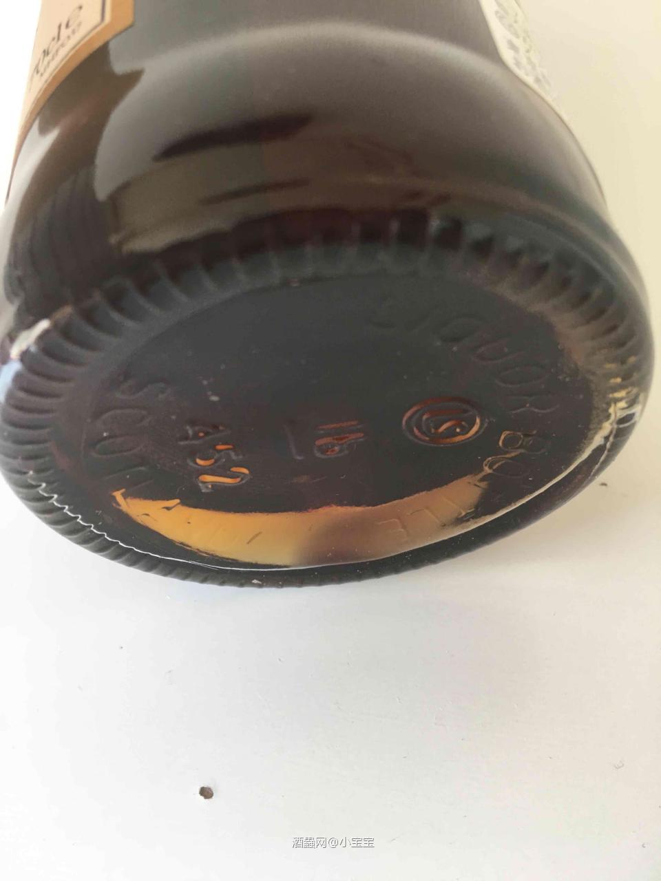 瓶底有长条形状的沉淀物，另外用强光打一下正标和背标，是不是黑长条，如果是，起码瓶子是真的