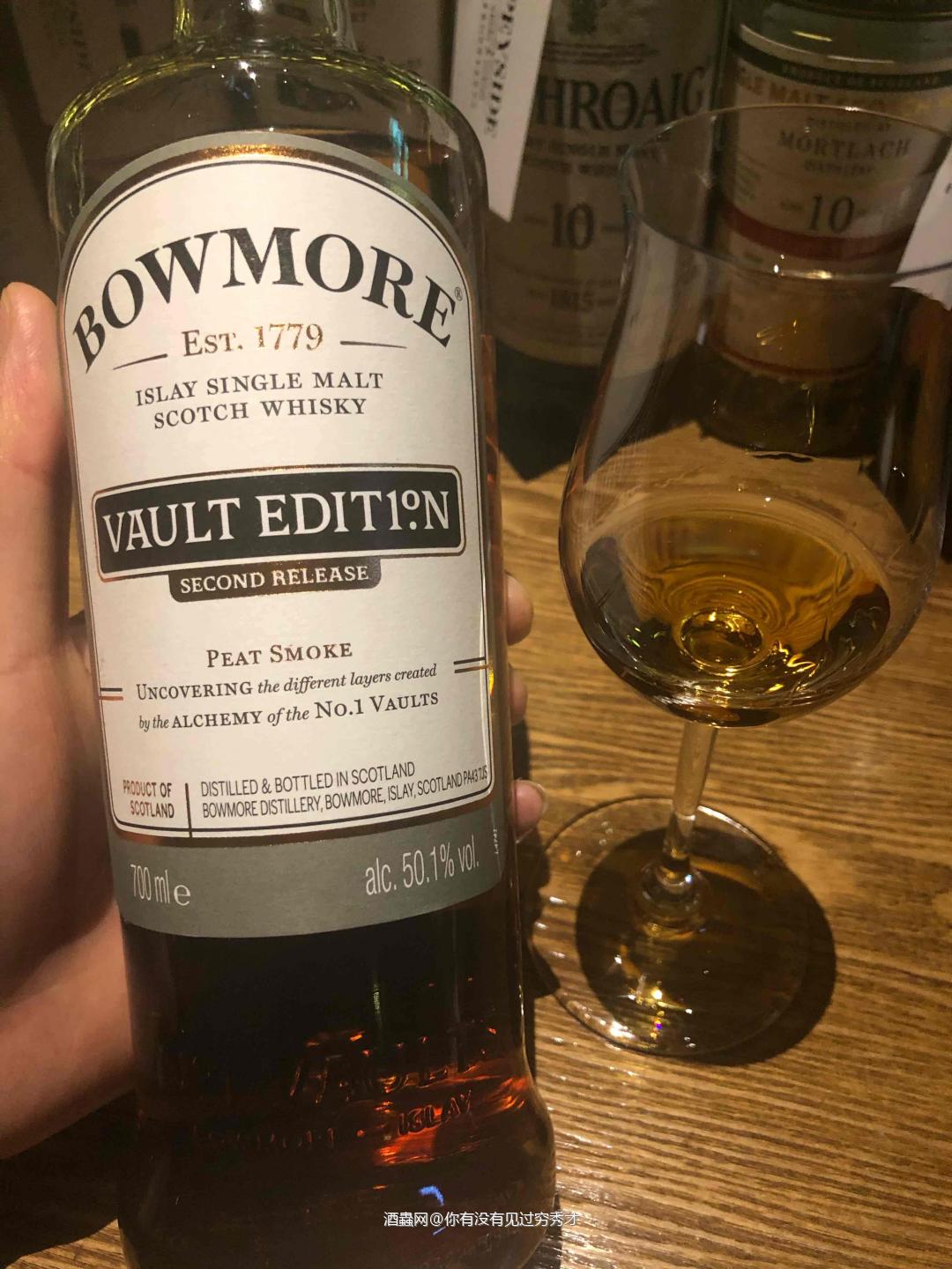 酒体清澈，琥珀色， 闻香：海风、熏肉、皮革、炒坚果、蜂蜜、雪…