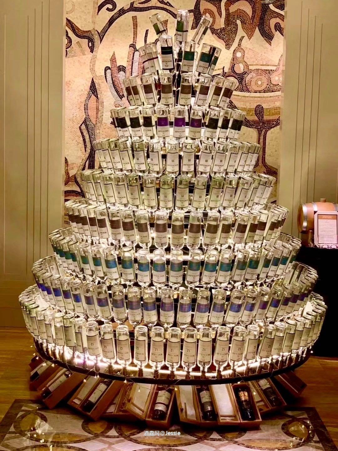 店里的麦卡伦蛋糕塔。<img src='https://sdata.whiskyworm.com/xcxpics/emoji_30.png' class='emoji' />牛的一逼。