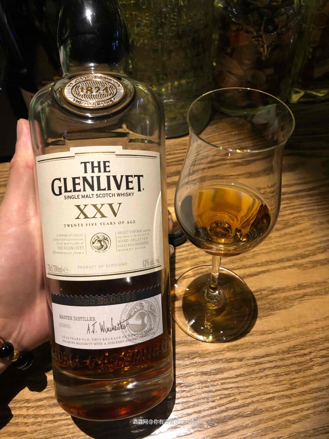 酒体清澈，深琥珀色，<p class='p'/>闻香：一丝烟熏、薄荷、雪利酒鲜味、奶油…