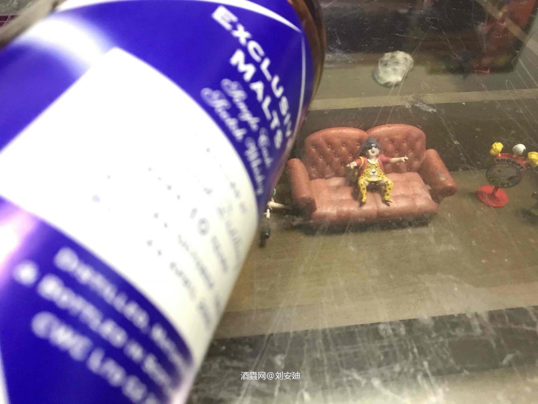 从某拍卖网上得到了这一瓶,私人装桶的小山猫,蒸馏时间1994…