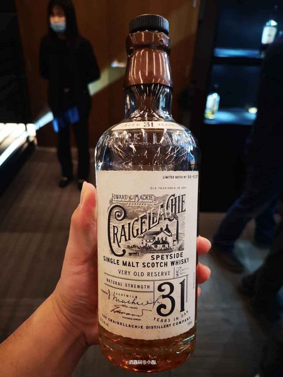 江畔临风御美酒 夜色撩人望星辰