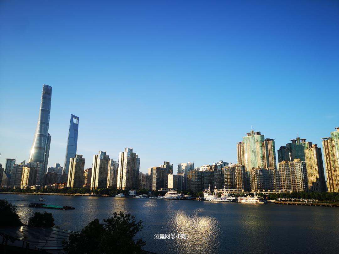 江畔临风御美酒 夜色撩人望星辰