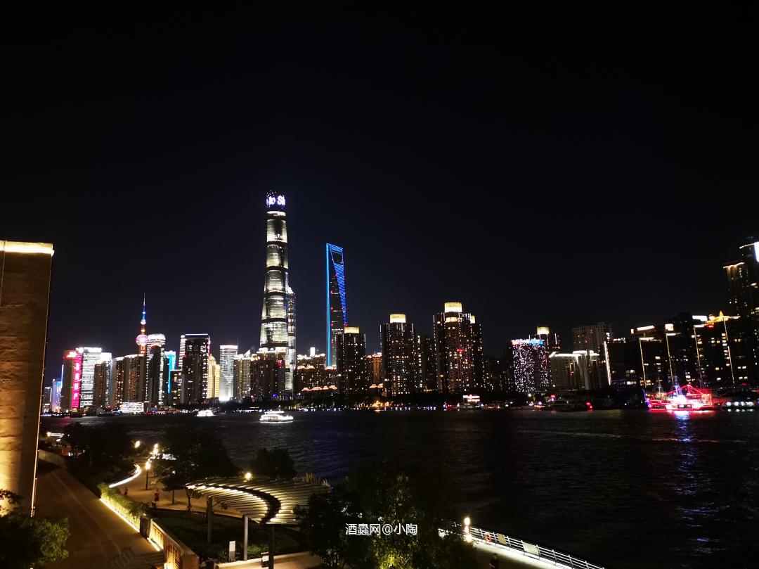 江畔临风御美酒 夜色撩人望星辰