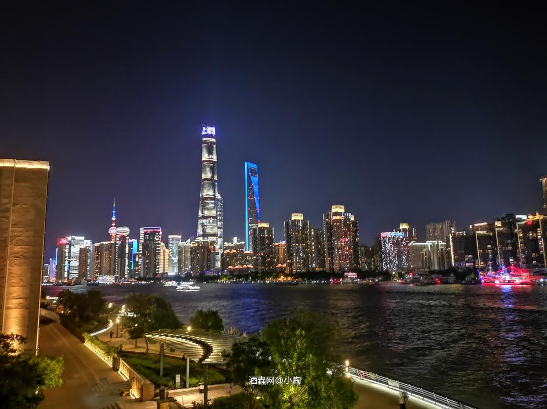 江畔临风御美酒 夜色撩人望星辰