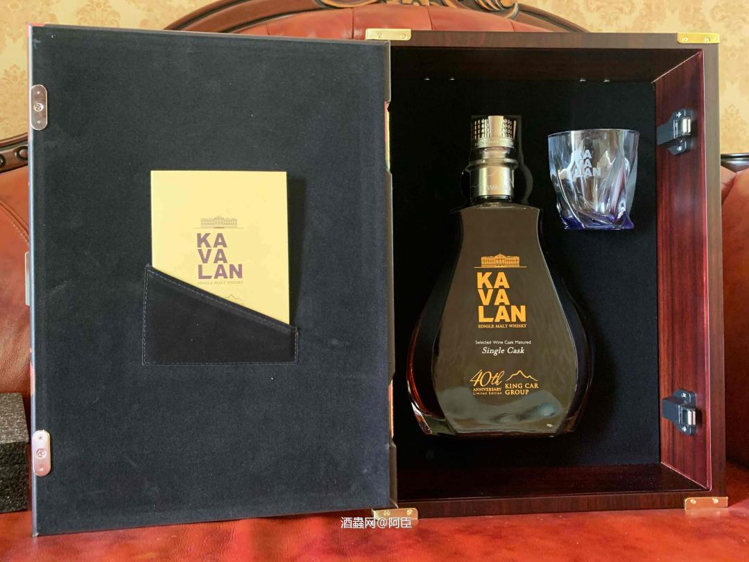 噶玛兰40周年，够大够沉，3斤酒，18斤包装<img src='https://sdata.whiskyworm.com/xcxpics/emoji_43.png' class='emoji' /><img src='https://sdata.whiskyworm.com/xcxpics/emoji_43.png' class='emoji' /><img src='https://sdata.whiskyworm.com/xcxpics/emoji_43.png' class='emoji' />有喝过的大神评价一下