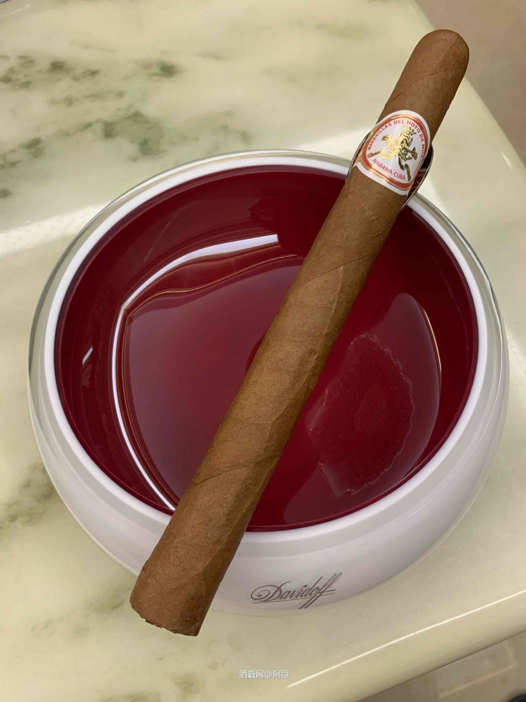 好友书本雪茄，长度233，环径55，品鉴时间120分钟。尺寸巨大，但是卷制工艺很好，干湿调节的刚刚好，完全不堵，吸阻非常完美，香气饱满，烟气柔和，确实是一款好茄。