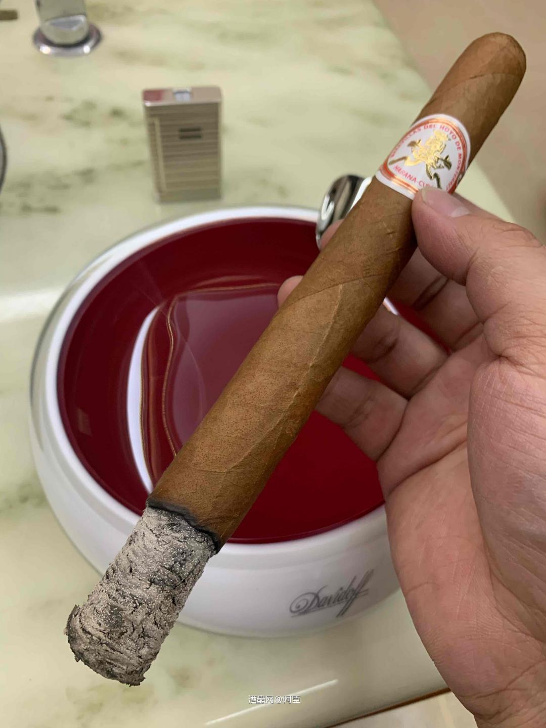 好友书本雪茄，长度233，环径55，品鉴时间120分钟。尺寸巨大，但是卷制工艺很好，干湿调节的刚刚好，完全不堵，吸阻非常完美，香气饱满，烟气柔和，确实是一款好茄。