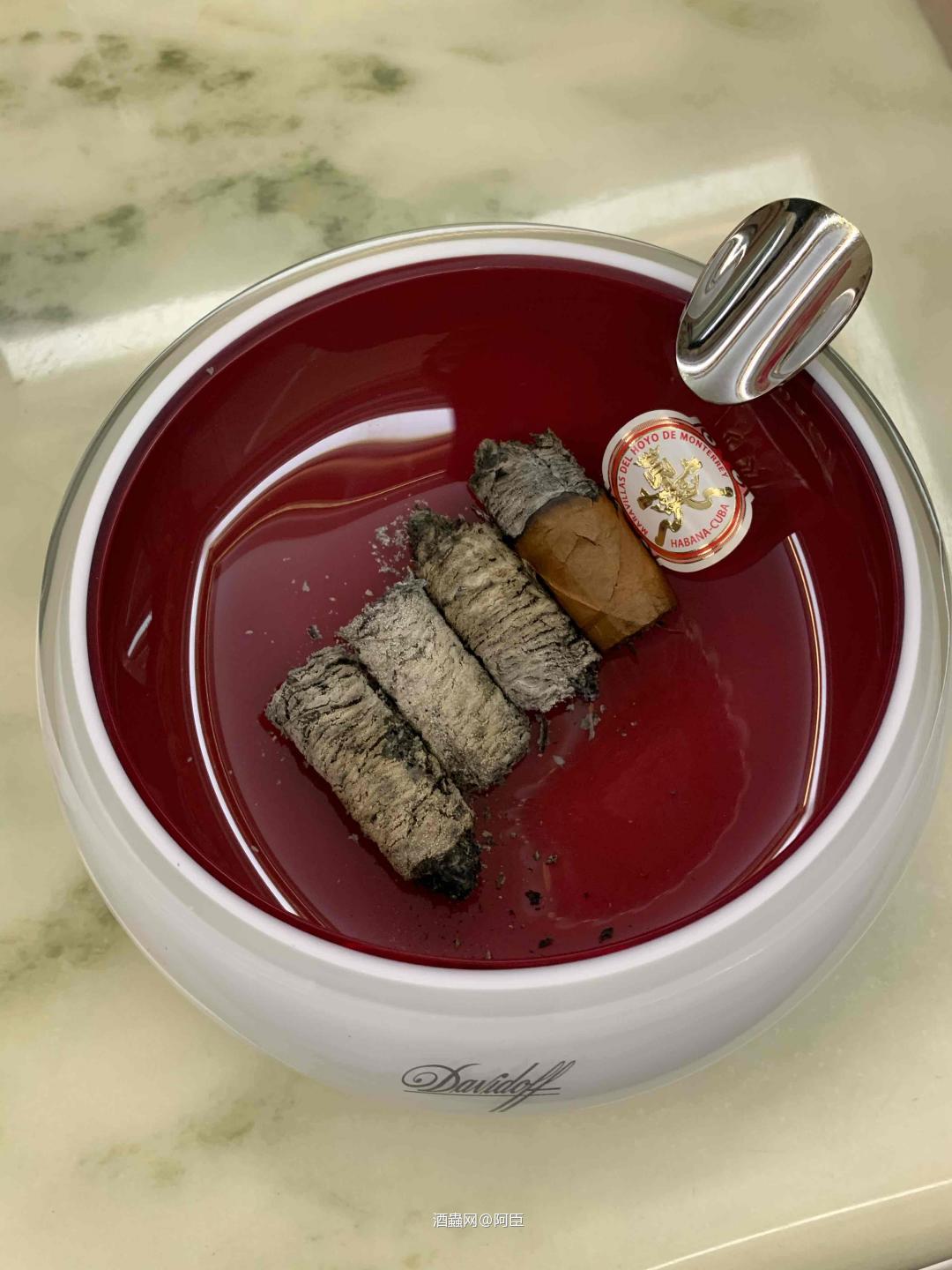 好友书本雪茄，长度233，环径55，品鉴时间120分钟。尺寸巨大，但是卷制工艺很好，干湿调节的刚刚好，完全不堵，吸阻非常完美，香气饱满，烟气柔和，确实是一款好茄。