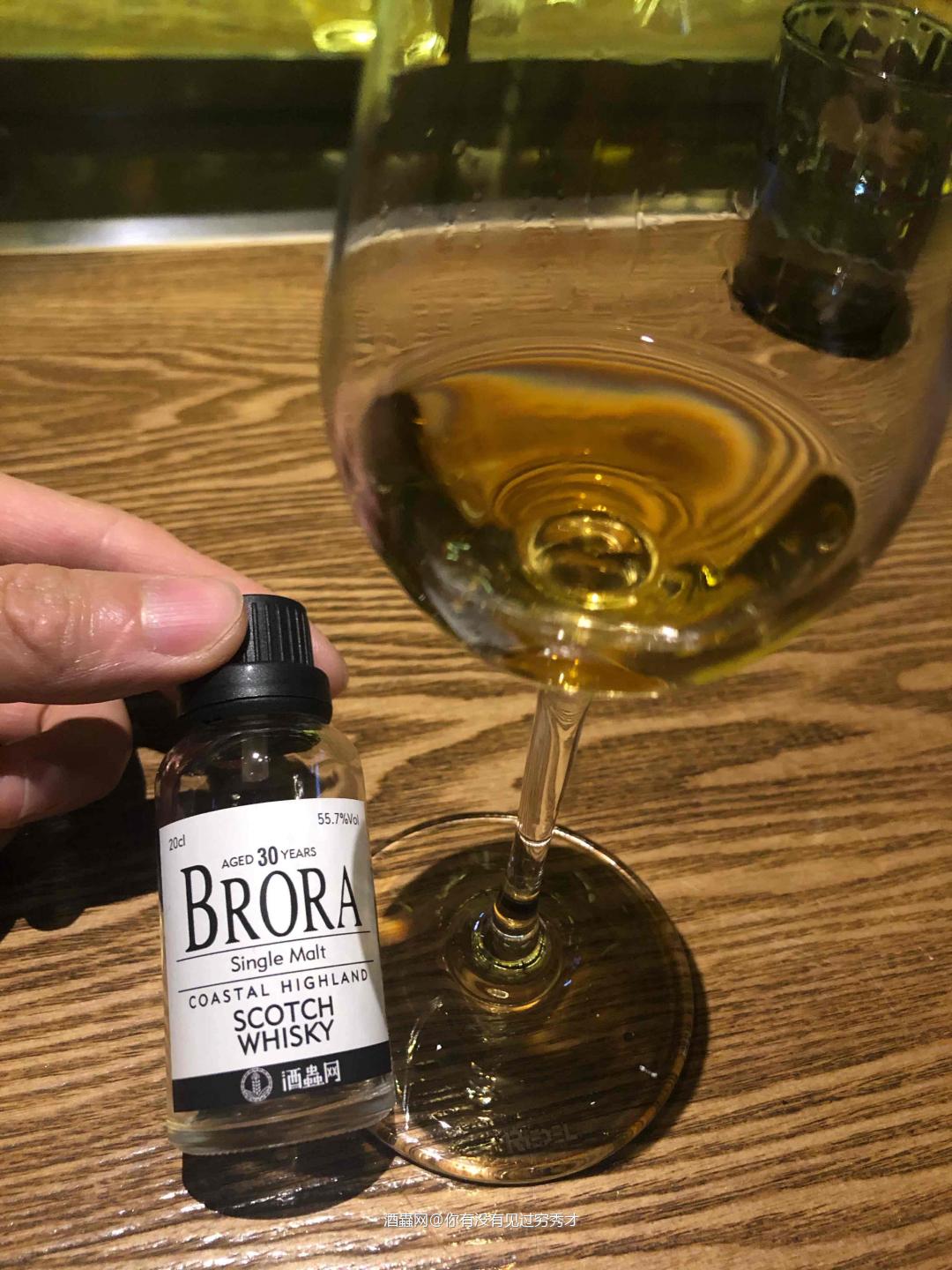 感谢酒虫， 酒体清澈，暗金色， 闻香：篝火、泥煤、熏肉、成熟…