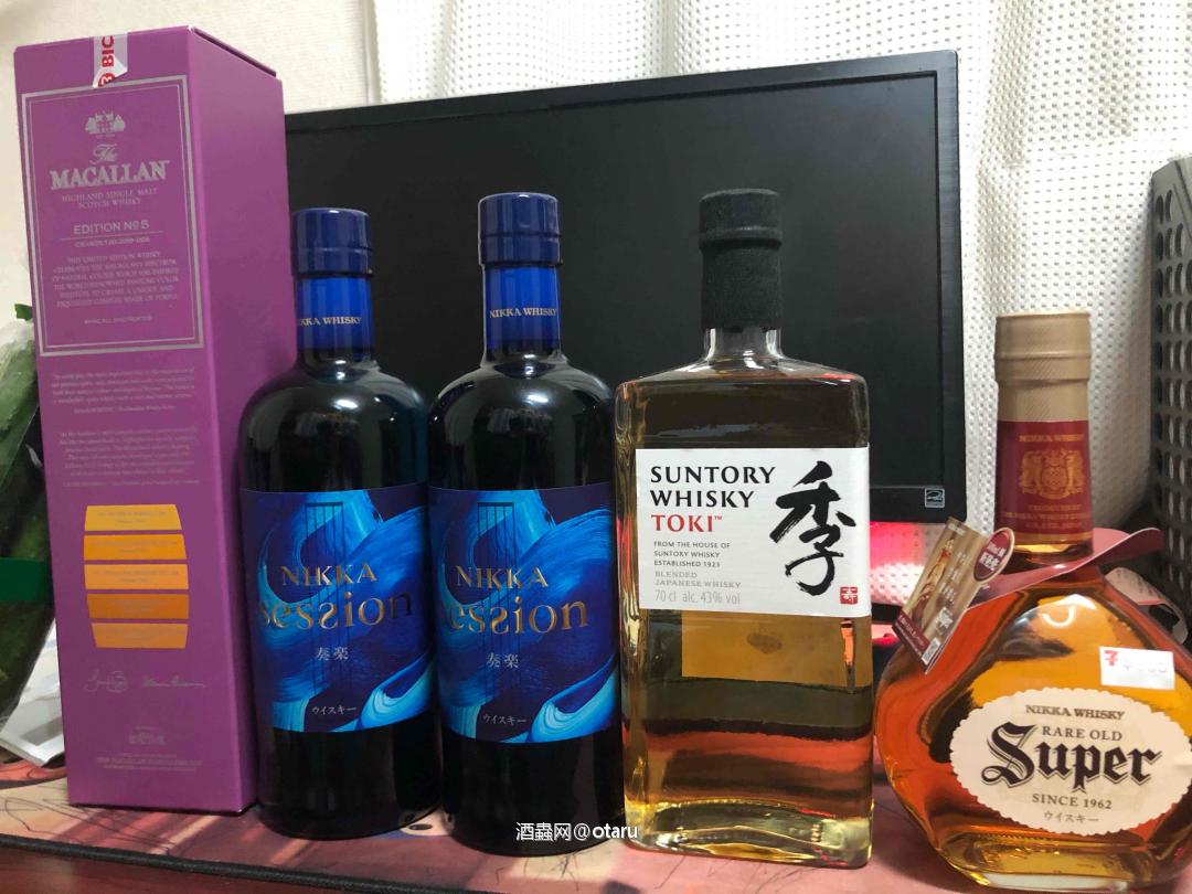 麦卡伦EDITION5和NIKKA奏楽 9月29日。俩个限定款发售，EDITION5 和NIKKA奏楽。 下午在永旺超市就是吉之岛买东西，发现NIKKA的奏楽，3980日元加税。今天永旺买东西打95折，顺手买了。几个月前就知道NIKKA发这个东东。看介绍大概明白这是个杂牌子组合酒和三得利的AO应该是一个品种，所谓世界调和威士忌。遇到了就买咯，宣传说数量限定（我一直腹议）图个稀罕，那天拿给喜欢的麻麻